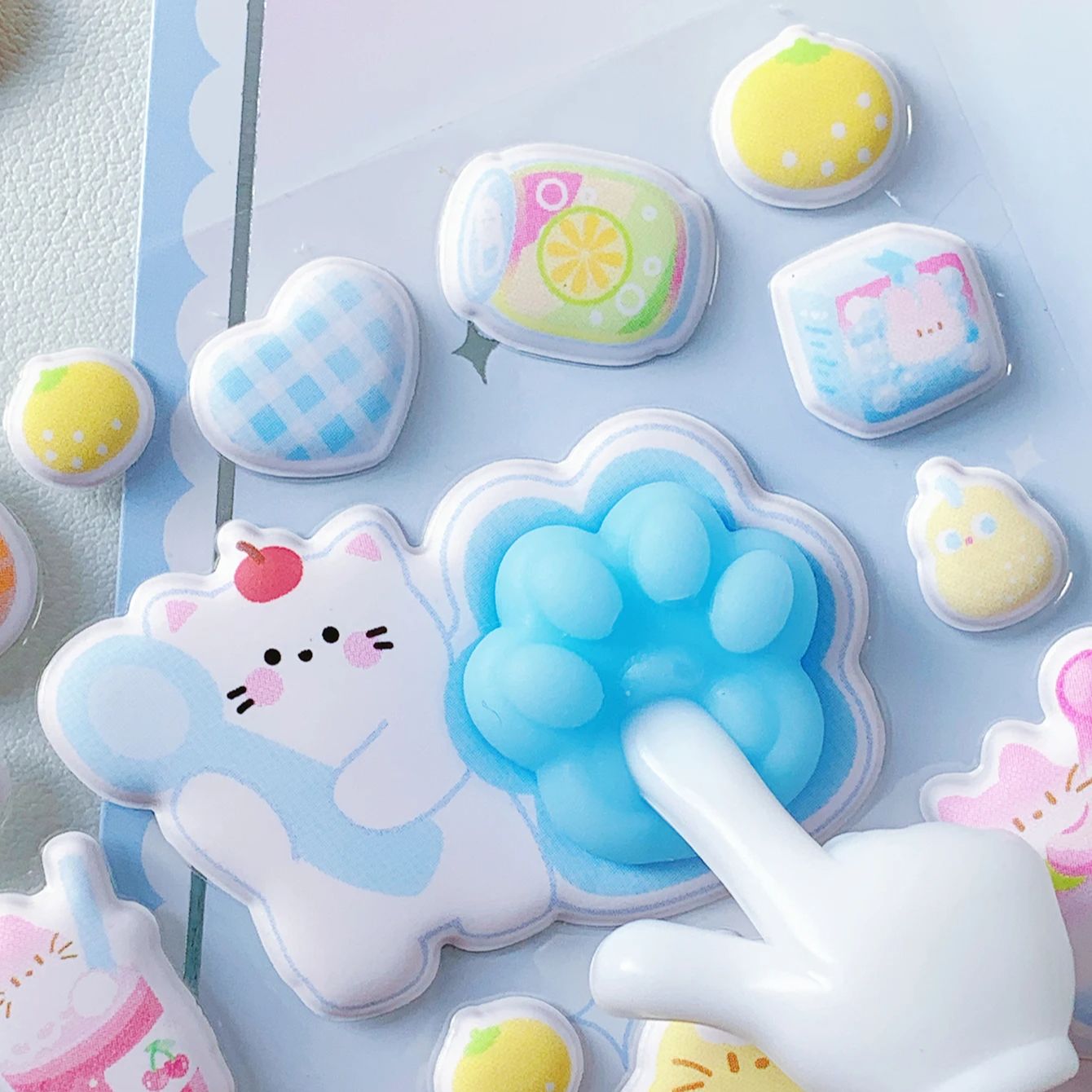 かわいい3Dふわふわ猫の足ステッカー、キュートな漫画風動物デ - Candy Sour Strip のレビューと価格